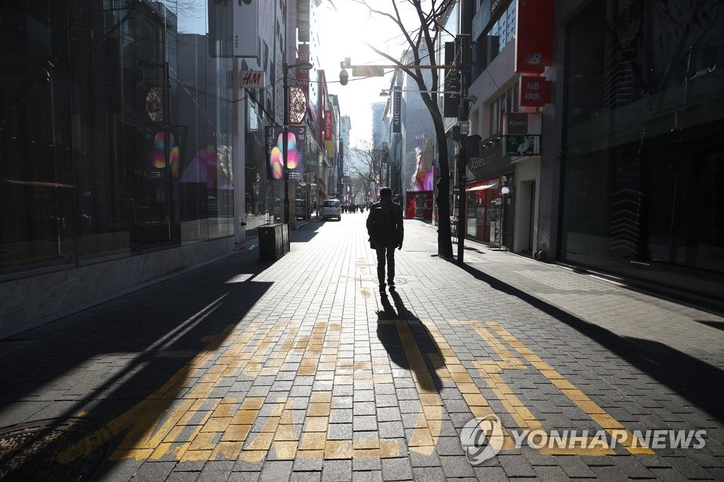 受疫情惡化影響，首爾市明洞商業街格外冷清。