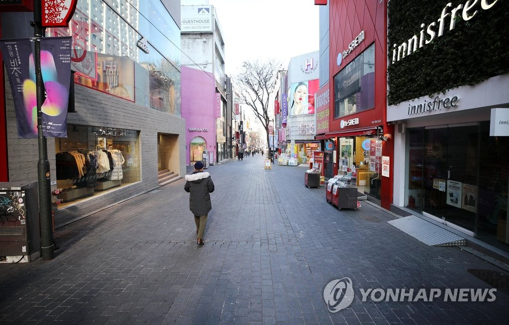 受疫情惡化影響，首爾市明洞商業街格外冷清。