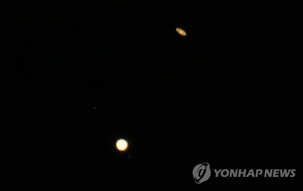 12月21日下午，在首爾市龍山區觀測到的“土木相合”天象。