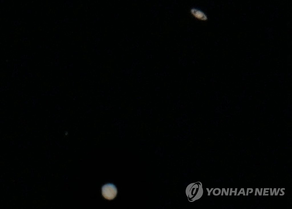 韓國時間12月21日下午6時20分左右，在慶尚南道密陽市密陽阿裡郎宇宙天文台拍攝到的“土木相合”近照。照片右上角為土星。