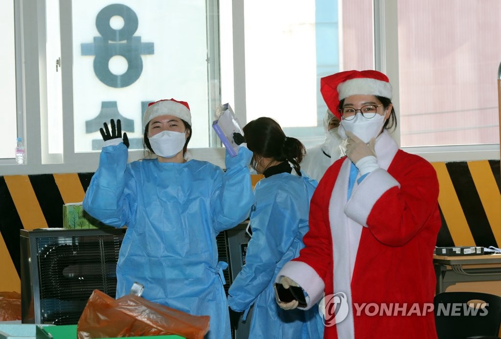 韓國診療醫務人員變身聖誕老人為民眾做檢測【組圖】【4】
