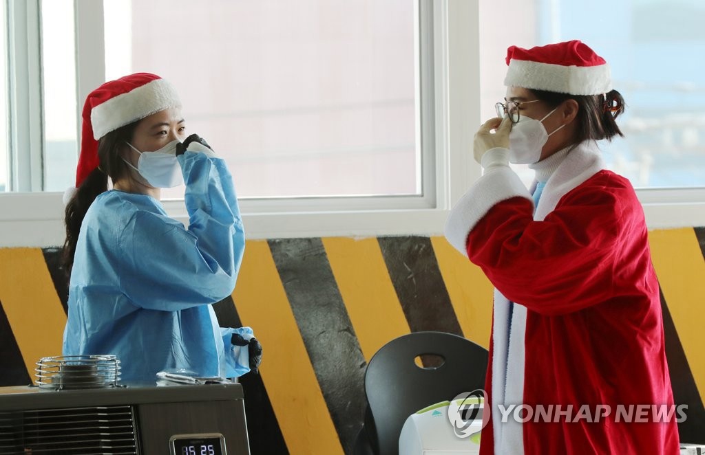 韓國診療醫務人員變身聖誕老人為民眾做檢測【組圖】【3】