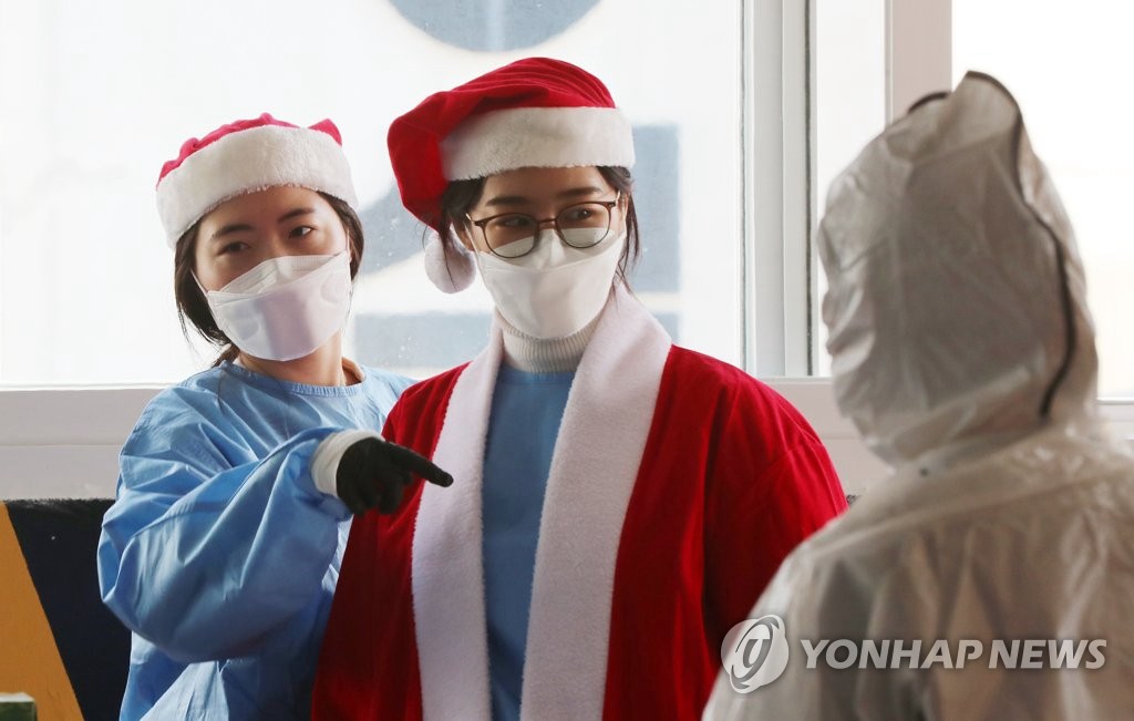 韓國診療醫務人員變身聖誕老人為民眾做檢測【組圖】【9】