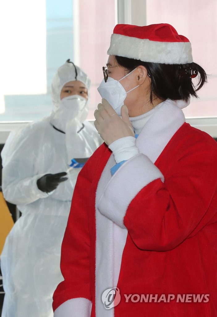 韓國診療醫務人員變身聖誕老人為民眾做檢測【組圖】【10】
