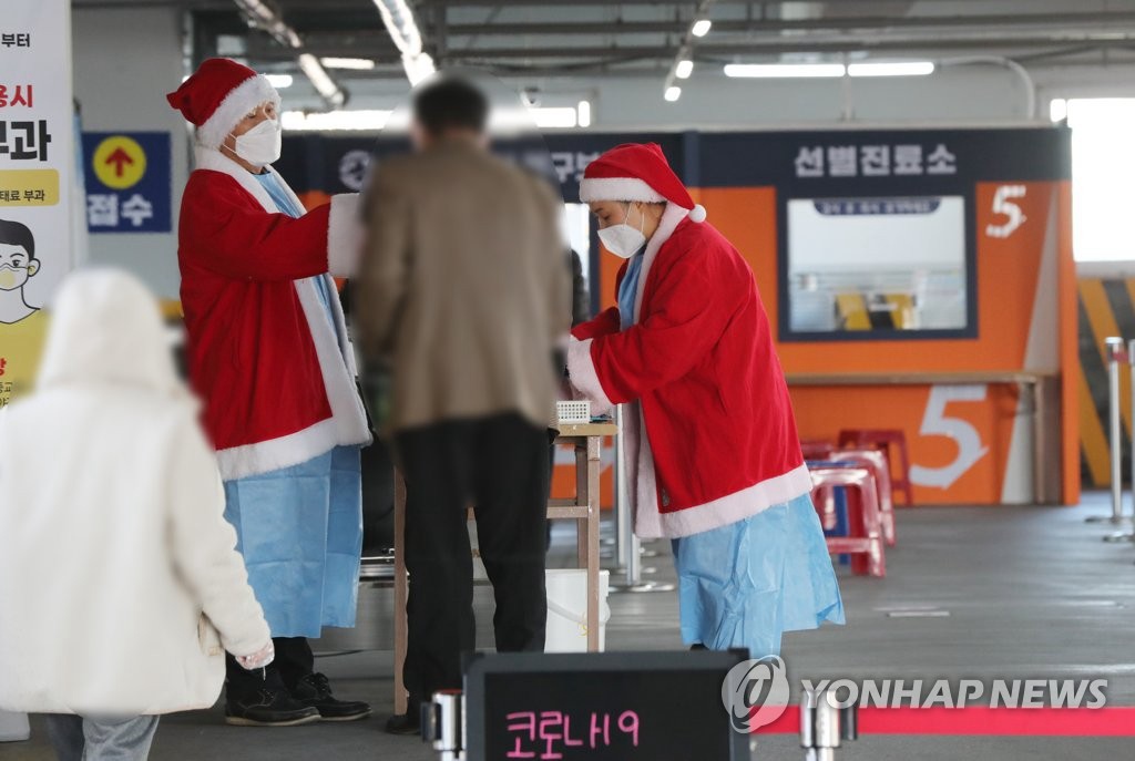 韓國診療醫務人員變身聖誕老人為民眾做檢測【組圖】【7】