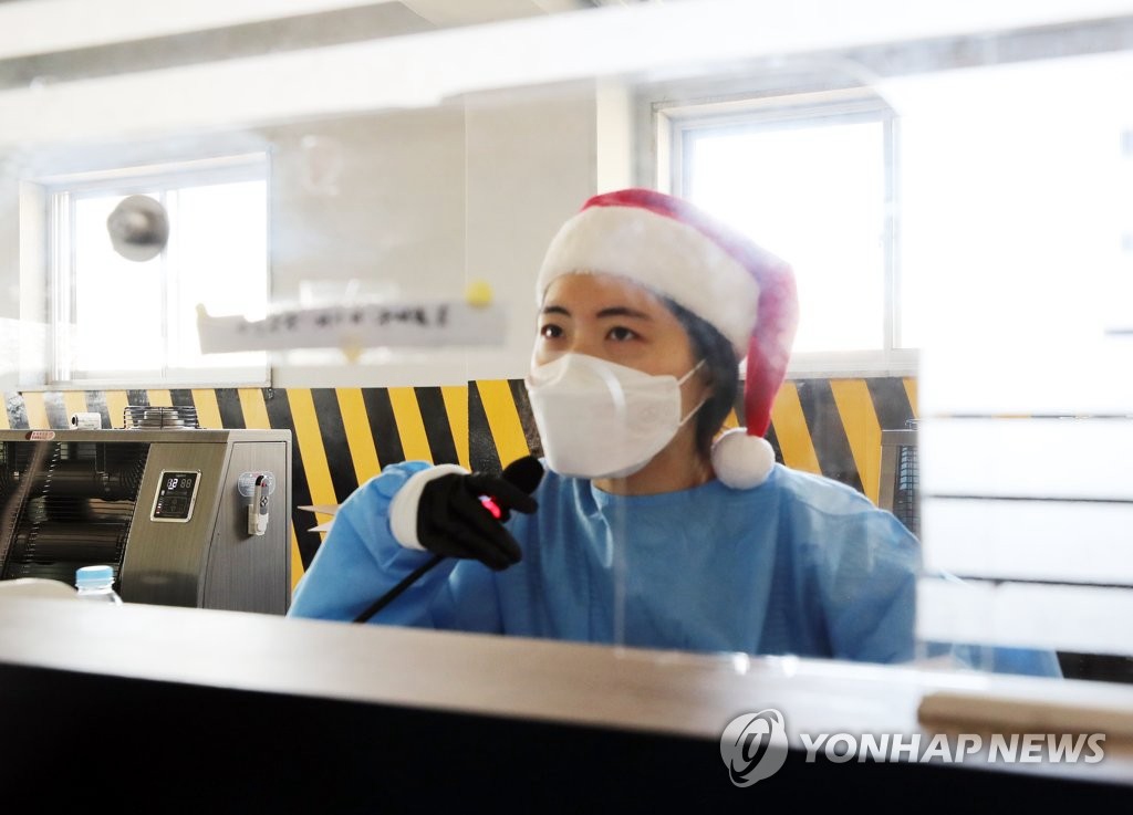 韓國診療醫務人員變身聖誕老人為民眾做檢測【組圖】【11】
