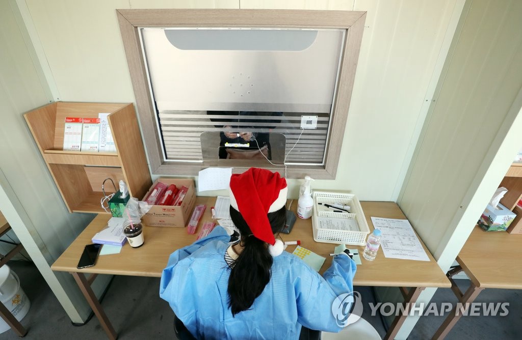 韓國診療醫務人員變身聖誕老人為民眾做檢測【組圖】【12】