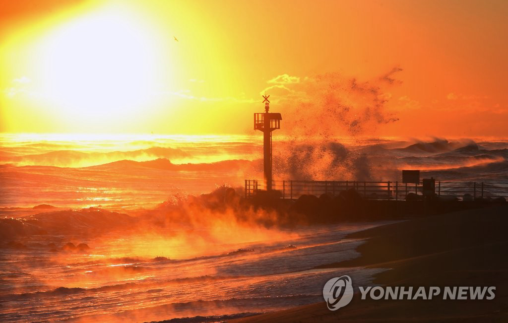 12月31日清晨，韓國江原道江陵市的一處海邊，2020年的最后一輪太陽正在徐徐升起。