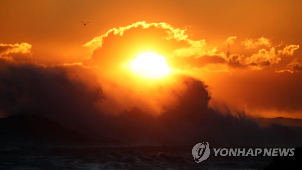 2月31日上午，慶尚北道浦項市南區的海邊，太陽正在升起。