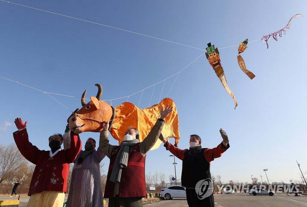 韓國民眾放飛大型黃牛風箏 祈願祛除新冠疫情【5】