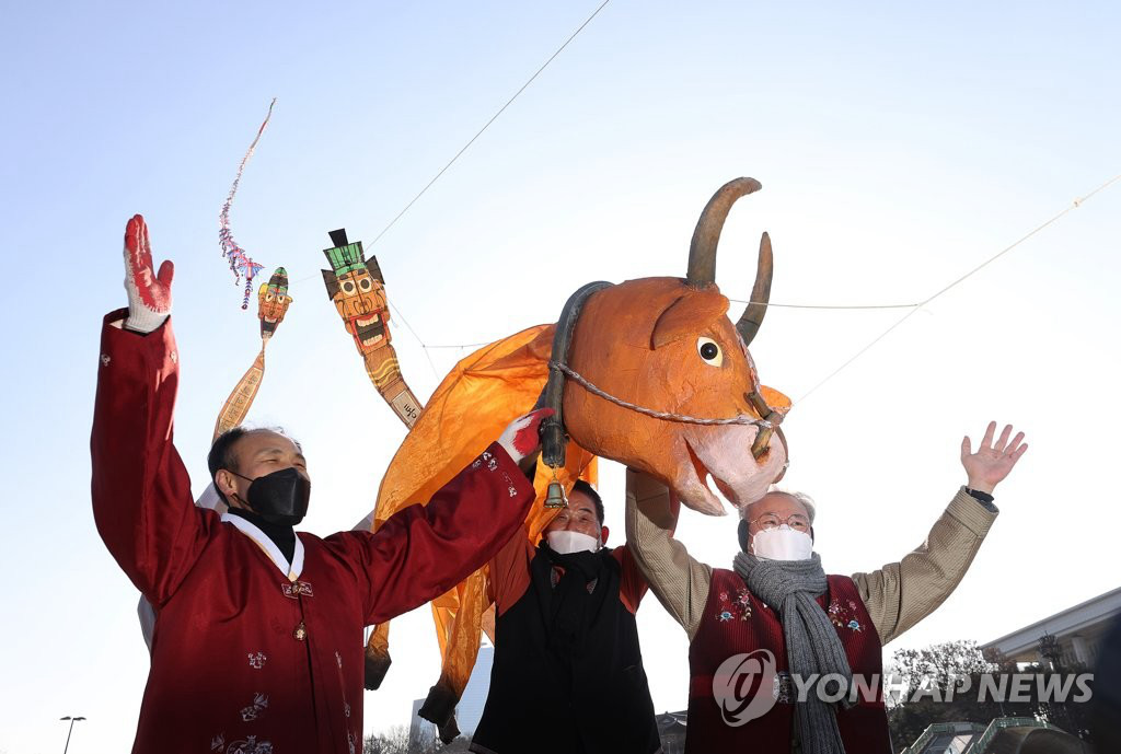 韓國民眾放飛大型黃牛風箏 祈願祛除新冠疫情【4】