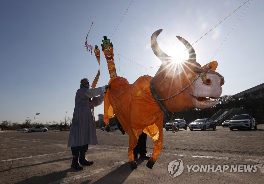 韓國民眾放飛大型黃牛風箏 祈願祛除新冠疫情【8】
