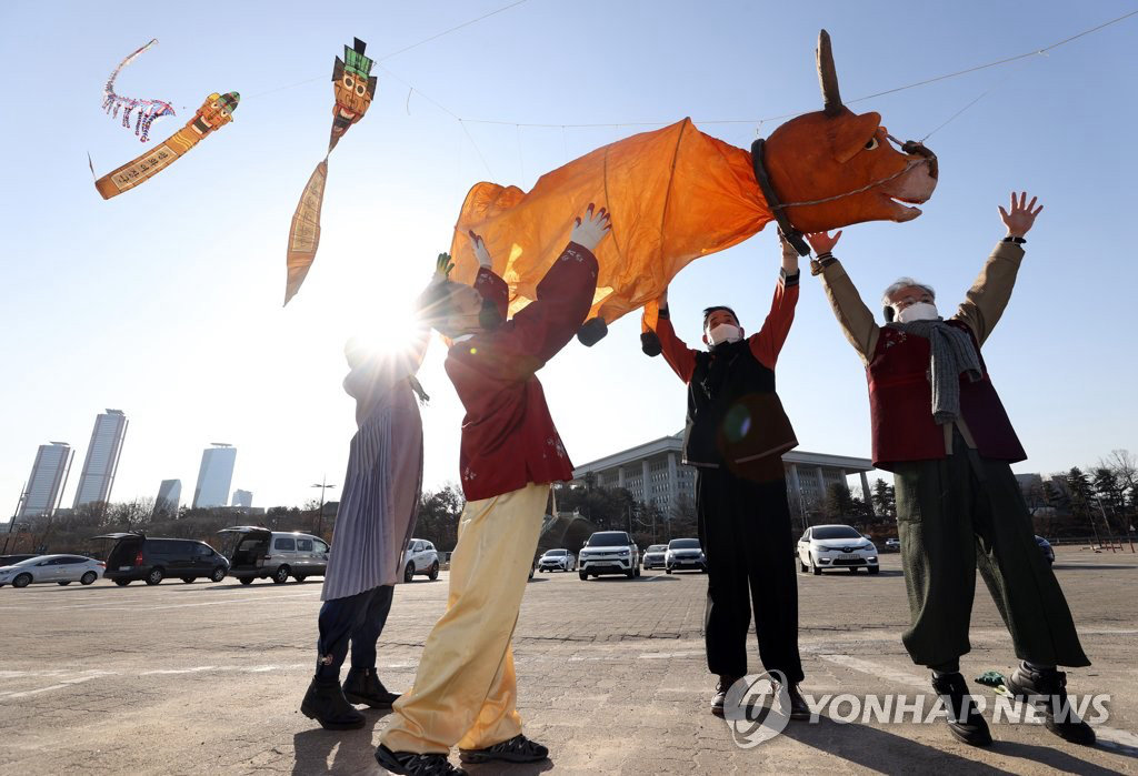 韓國民眾放飛大型黃牛風箏 祈願祛除新冠疫情【6】