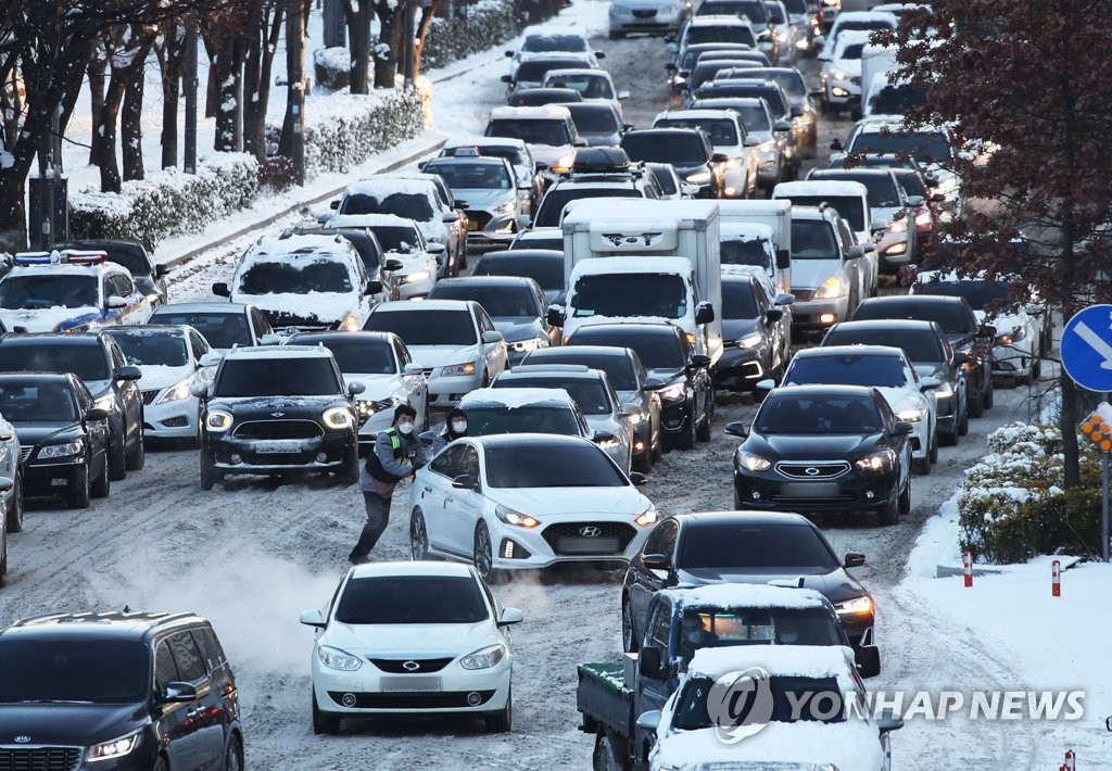 7日上午，受6日晚降雪影響，京畿道水原市一條道路發生交通堵塞。