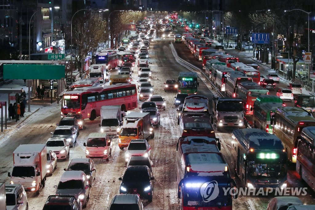 7日上午，受6日晚降雪影響，首爾市舍堂站附近道路擁堵。