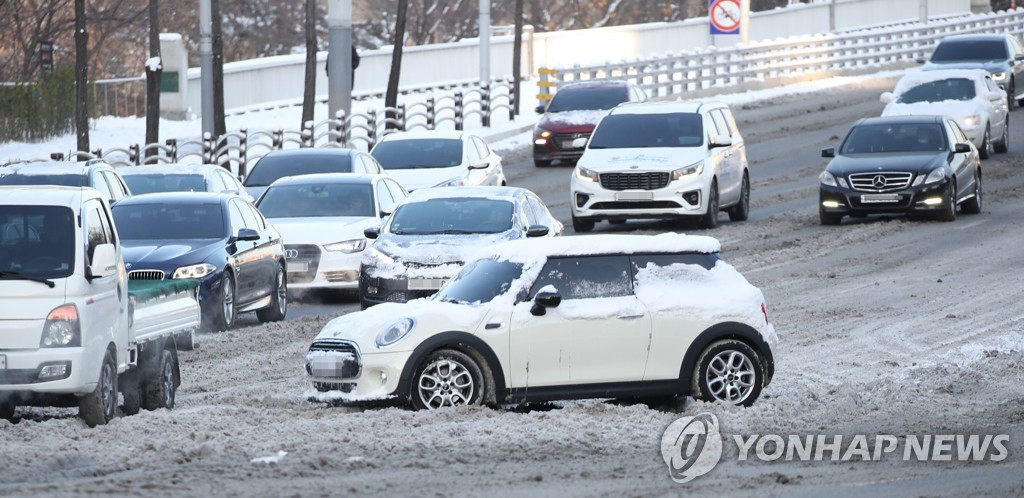 7日上午，在首爾江南區，除雪工作尚未完成的情況下，車輛緩慢通行。