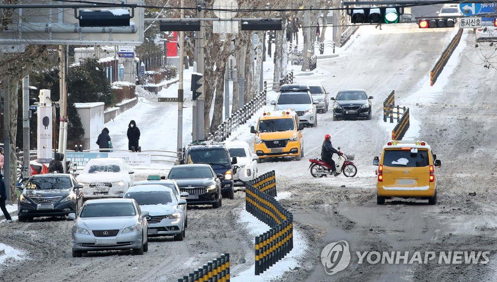 7日上午，在首爾江南區，除雪工作尚未完成的情況下，車輛緩慢通行。