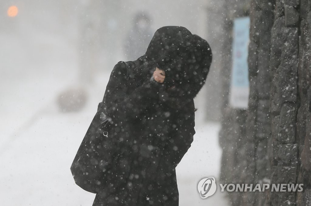 7日上午，濟州道迎來強降雪天氣，市民冒雪上班。