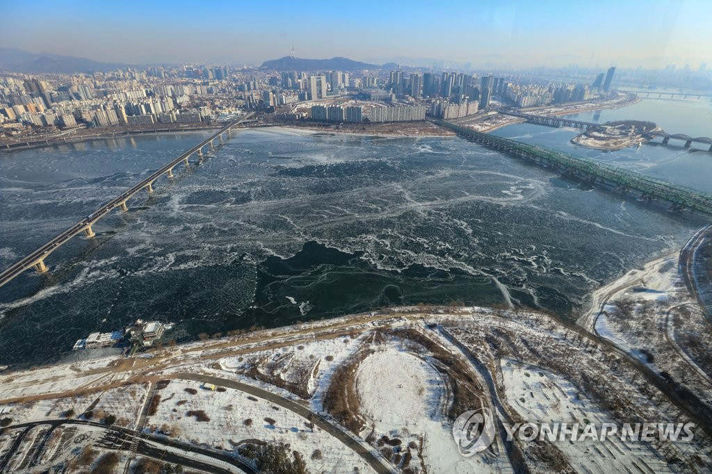 圖為1月10日在首爾汝矣島63大廈上俯拍的漢江結冰場面。