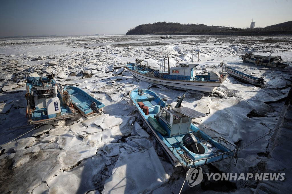 1月10日上午，在仁川一碼頭，受寒潮影響，海邊灘涂出現大面積冰凌。
