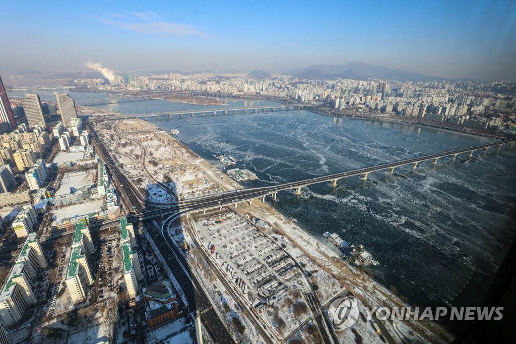 圖為1月10日在首爾汝矣島63大廈上俯拍的漢江結冰場面。