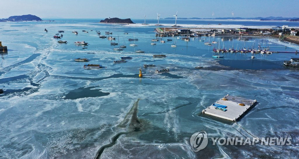 1月10日上午，北極寒潮肆虐，在京畿道華城市前谷港，船舶漂浮在結冰的海面上。
