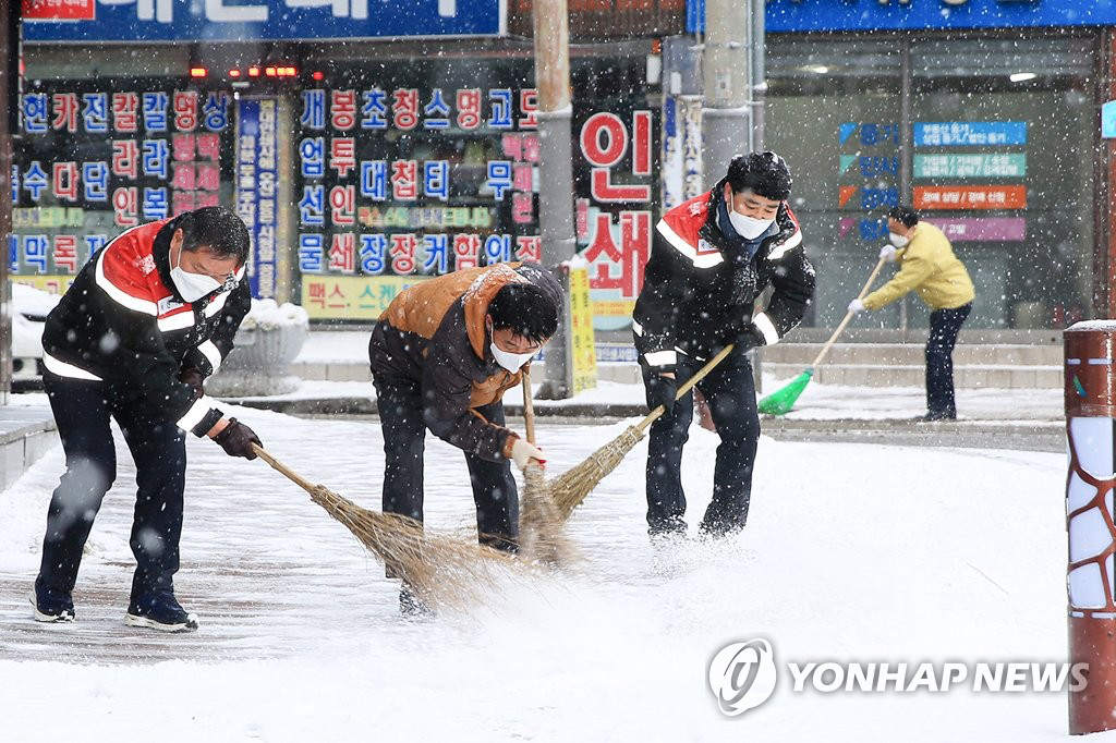 1月18日上午，忠清南道瑞山市市政府组织工作人员铲除积雪。