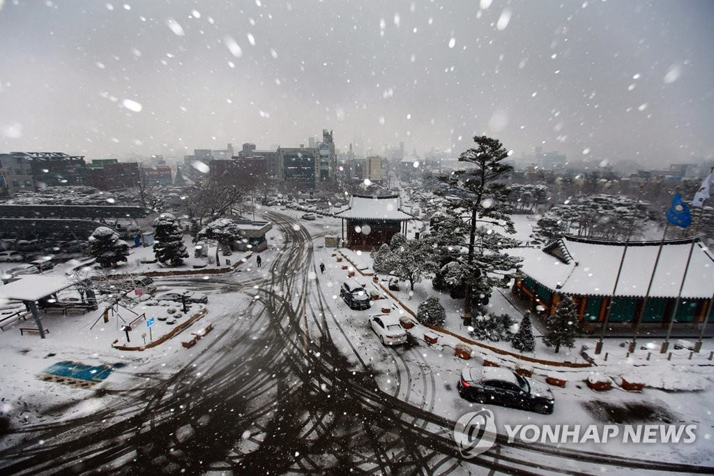 1月18日上午，忠清南道瑞山市市政府周围被大雪覆盖。