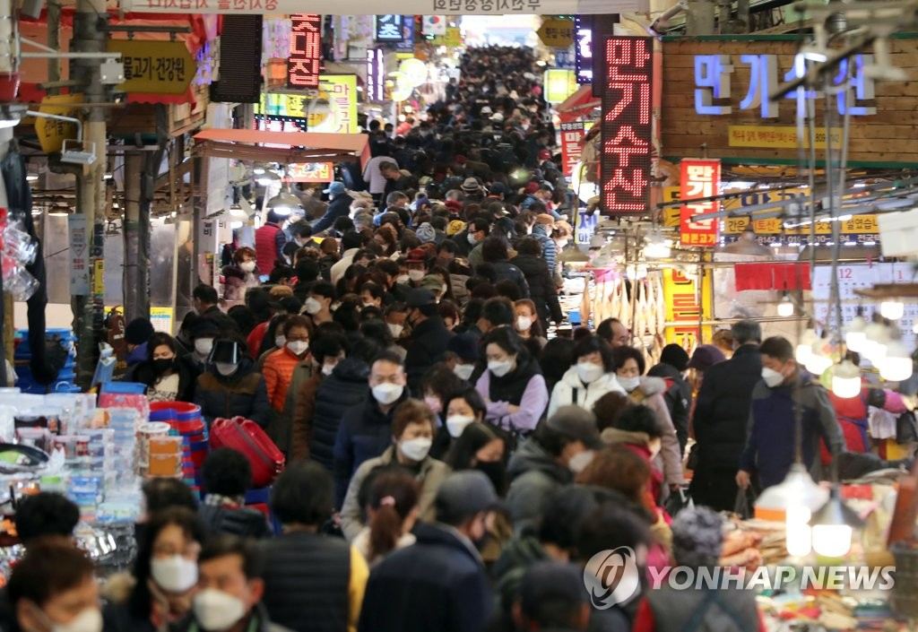 1月31日，釜山市釜山鎮區釜田市場內擠滿了前來購買祭祀用品的市民。