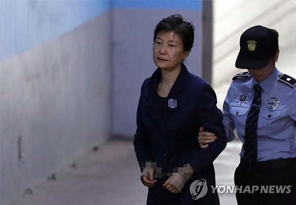 2017年10月16日上午，在首爾中央地方法院，韓國前總統朴槿惠被押往法庭。圖源：韓聯社