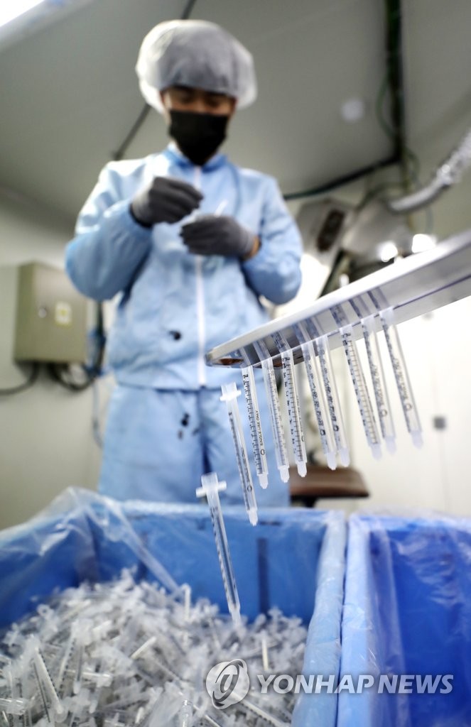 工作人員正在生產新冠肺炎疫苗注射器。
