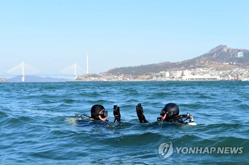 救援隊隊員們正在海中進行游泳訓練。