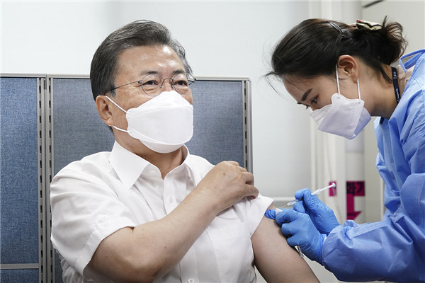韓國總統文在寅夫婦接種新冠疫苗。青瓦台供圖