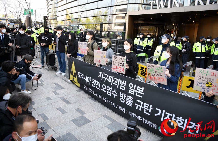 韓國民眾日本在駐韓使館前舉行抗議活動。裴埈基攝
