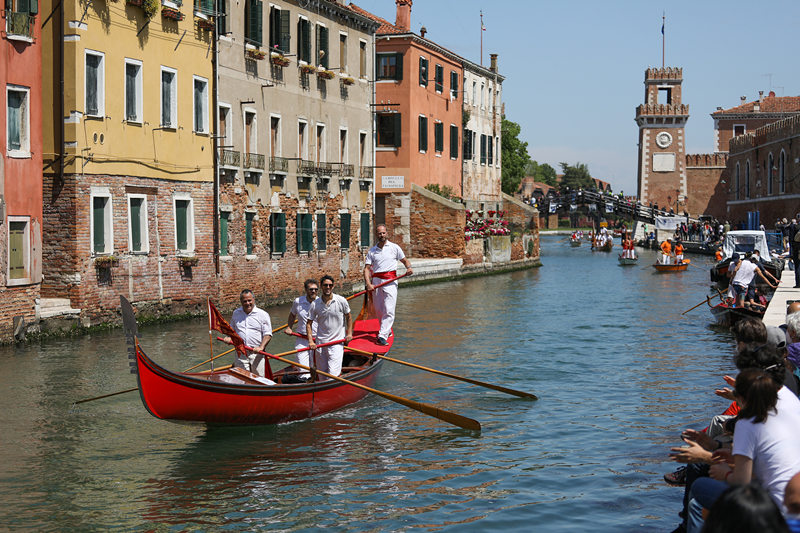意大利威尼斯舉行貢多拉傳統劃船比賽