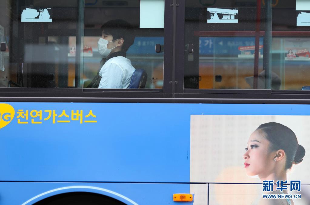 5月26日，戴口罩的市民在韓國首爾乘坐公交車。