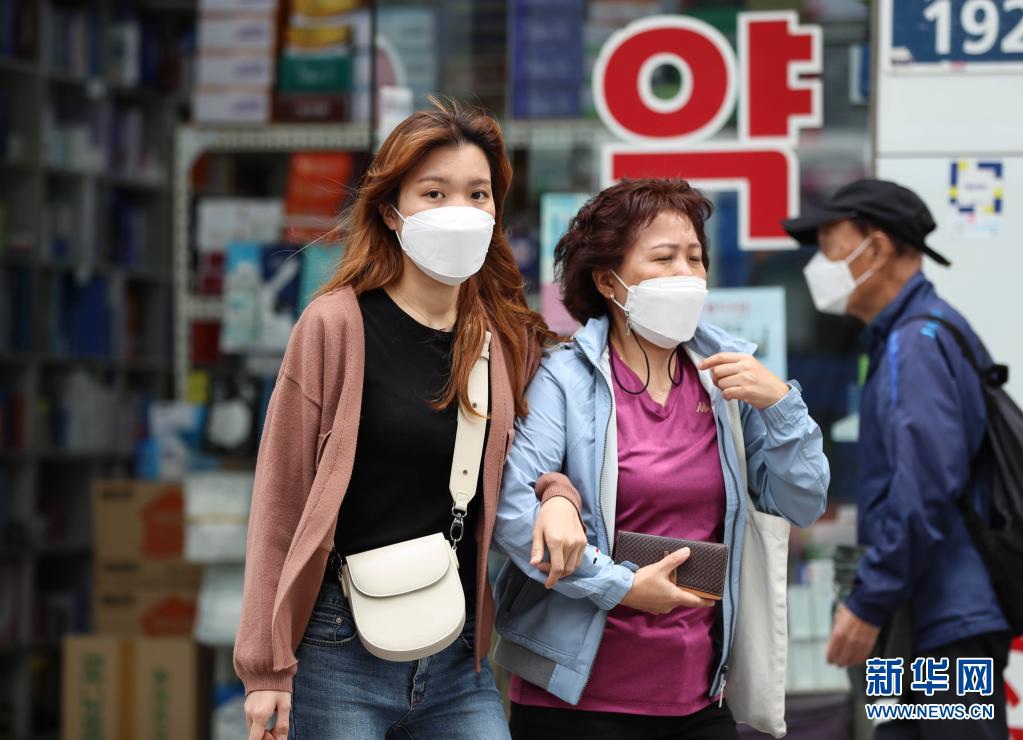 5月26日，戴口罩的市民走在韓國首爾的街道上。