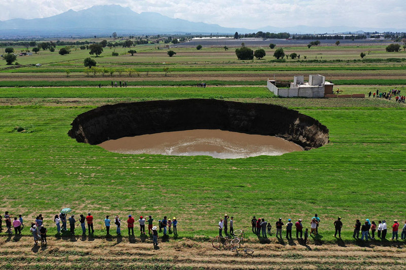 墨西哥普埃布拉州農田出現巨型”天坑“