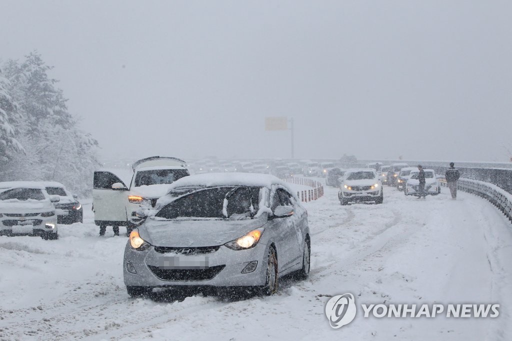 3月1日，江原道山間和東部海岸地區降大雪，公路出現交通堵塞。圖源：韓聯社