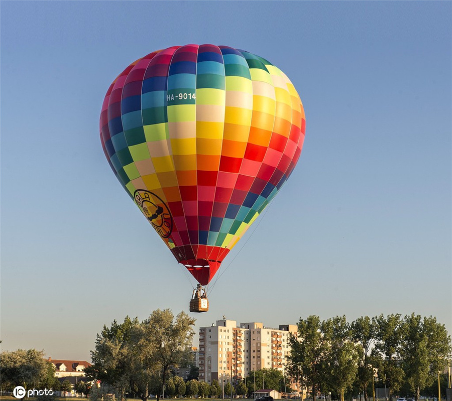 匈牙利舉行熱氣球錦標賽 五彩繽紛扮靚天空