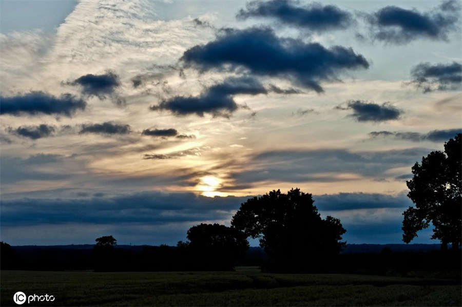 英國黃昏雲霞滿天 天空呈現斑駁景象