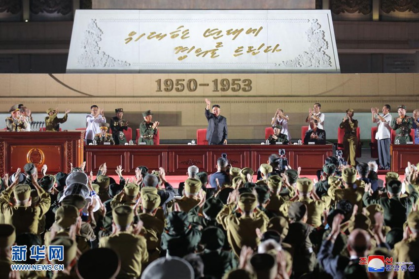 這張朝中社7月28日提供的圖片顯示，朝鮮勞動黨總書記金正恩27日出席朝鮮第七次全國參戰老兵大會。圖源：新華社/朝中社