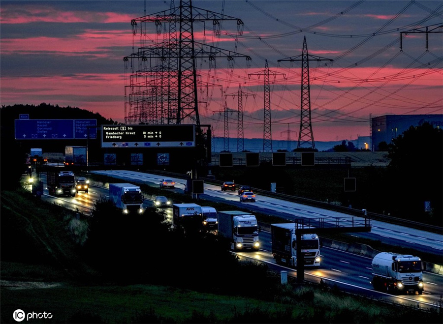 德国法兰克福清晨美如画 高速公路上车辆疾驰