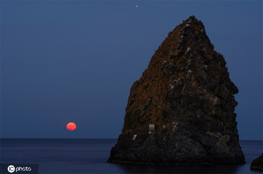 意大利海上生明月 夜景美如畫
