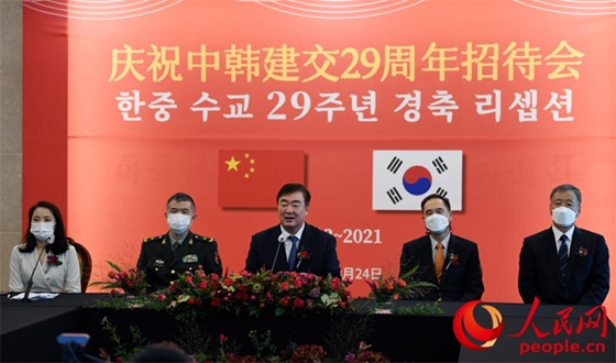 中国驻韩国大使馆举行庆祝中韩建交29周年招待会。裴��基摄