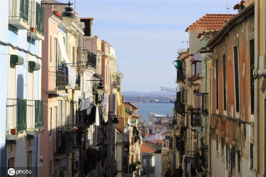 葡萄牙街區通向大海 彩色建筑美如畫