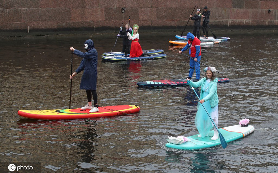 俄羅斯聖彼得堡民眾身著傳統服飾迎世界旅游日
