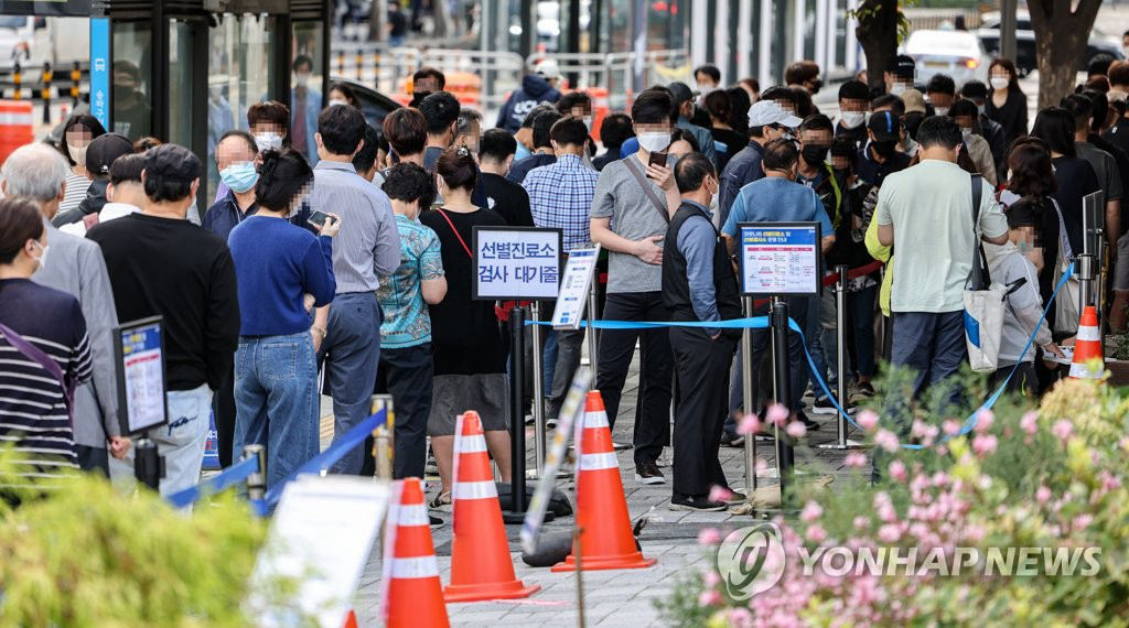 9月26日，在設於大邱市一公園的臨時篩查站，前來接受核酸檢測的市民絡繹不絕。