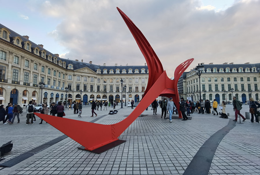 法國：巴黎旺多姆廣場展出“飛翔”藝術作品引關注