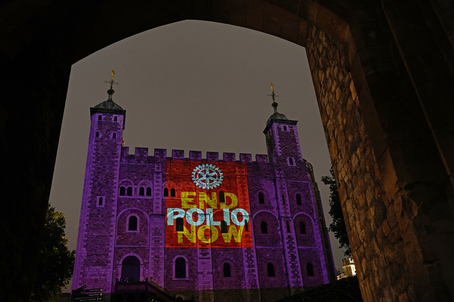 世界小兒麻痺症日到來 英國倫敦塔點亮燈光